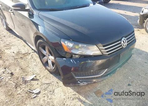 2013 Volkswagen Passat 2.5L Se z USA, uszkodzony, nr VIN 1VWBH7A3XDC117685